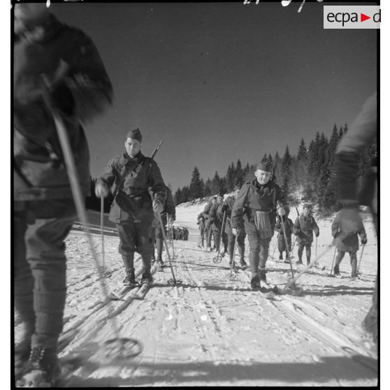 L'entraînement foncier des chasseurs de la 7e DBCA (demi-brigade de chasseurs alpins).