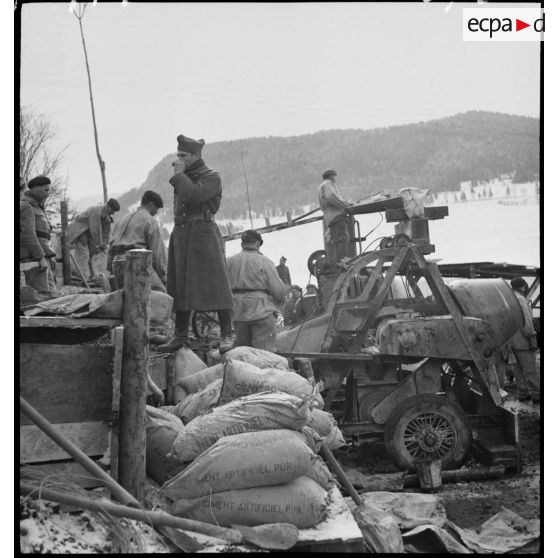 Soldats de la 7e DBCA (demi-brigade de chasseurs alpins) participant à la construction de fortifications.