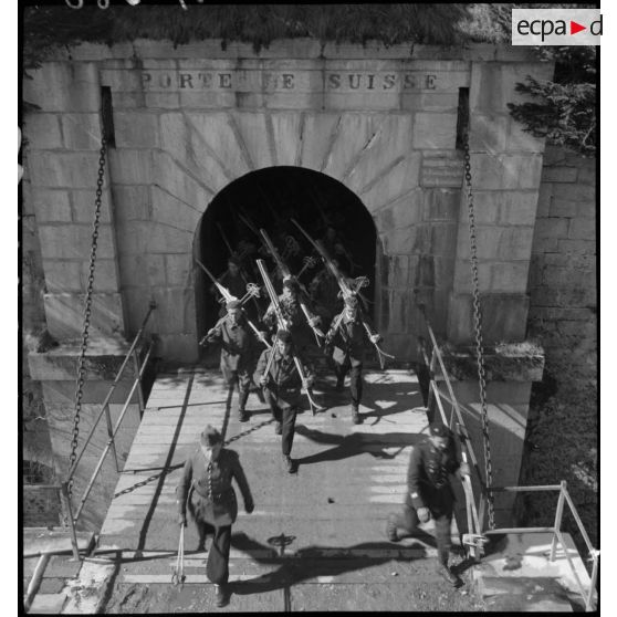 Chasseurs alpins, appartenant à la 7e DBCA (demi-brigade de chasseurs alpins) sortant d'un fort.