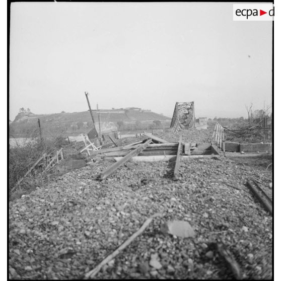 Pont métallique sur le Rhin détruit à proximité de Neuf-Brisach, bourg de Volgelsheim.