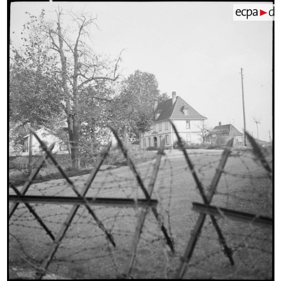 Bâtiment des douanes francaises et alentours de Neuf-Brisach.