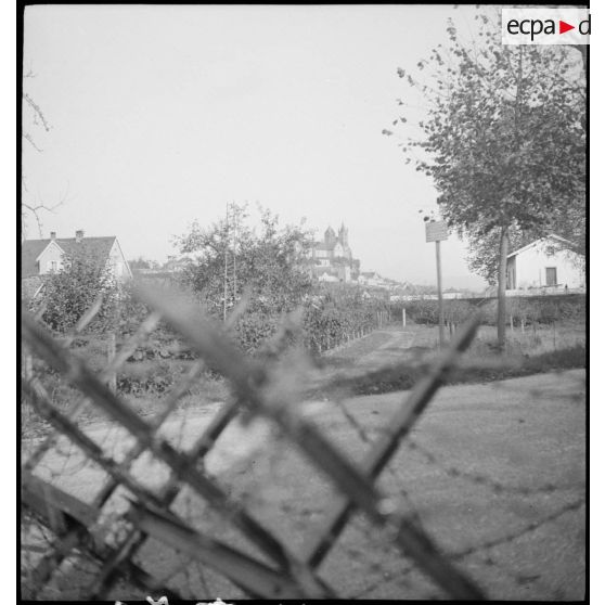 Bâtiment des douanes francaises et alentours de Neuf-Brisach.