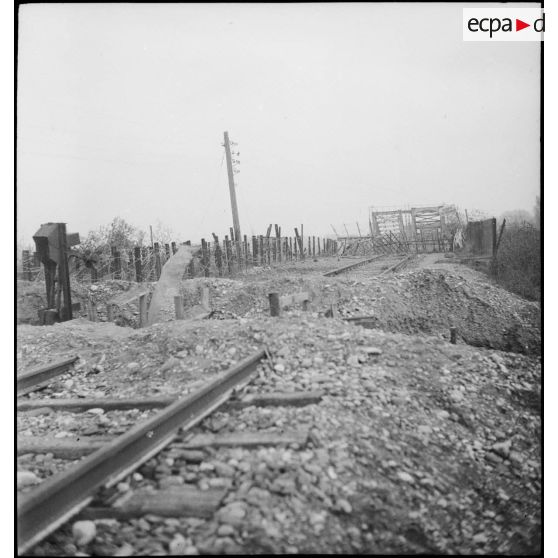 Voie ferré endommagée menant au pont détruit de Neuf-Brisach.