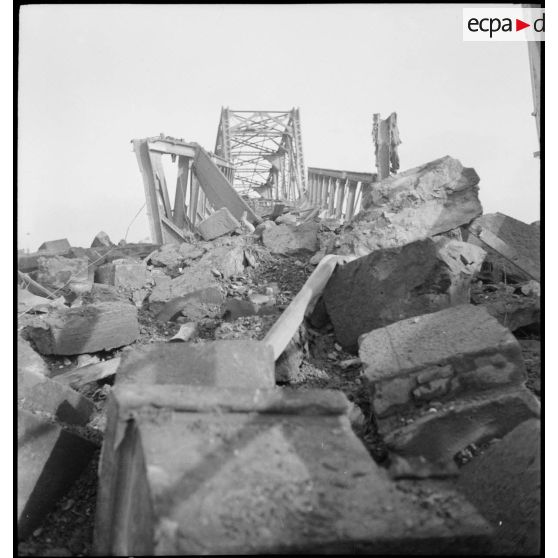 Pont métallique sur le Rhin détruit à proximité de Neuf-Brisach, bourg de Volgelsheim.