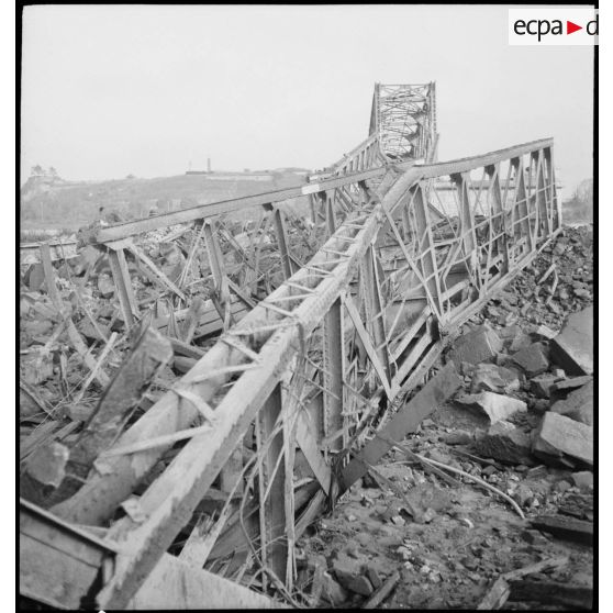 Pont métallique sur le Rhin détruit à proximité de Neuf-Brisach, bourg de Volgelsheim.