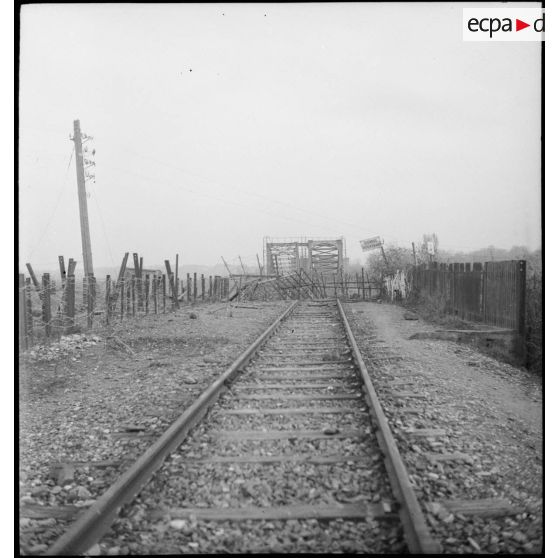 Voie ferré endommagée menant au pont détruit de Neuf-Brisach.