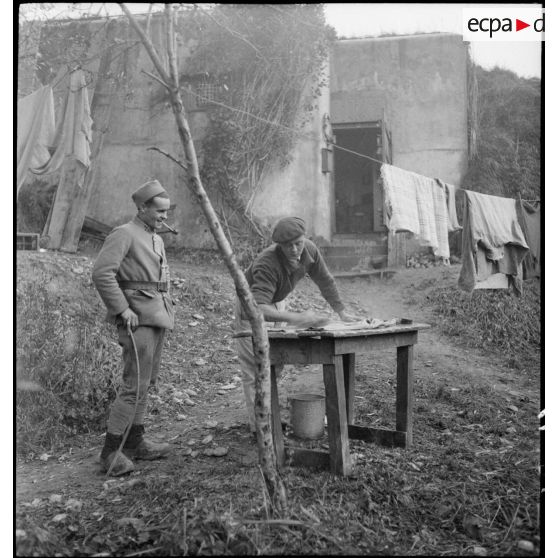 Fantassins du 171e RIF de la 8e armée devant un ouvrage fortifié de la ligne Maginot.
