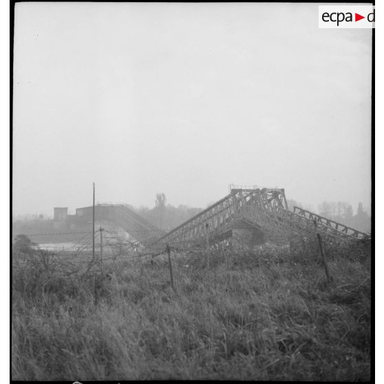 Pont métallique sur le Rhin détruit à proximité de Neuf-Brisach, bourg de Volgelsheim.
