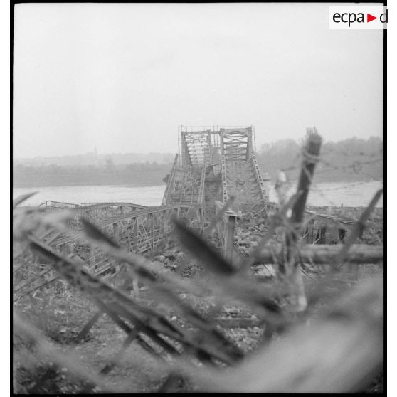 Pont métallique sur le Rhin détruit à proximité de Neuf-Brisach, bourg de Volgelsheim.