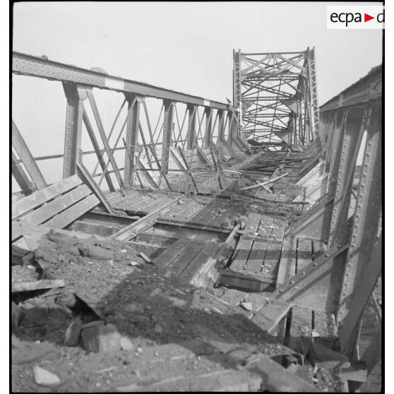 Pont métallique sur le Rhin détruit à proximité de Neuf-Brisach, bourg de Volgelsheim.