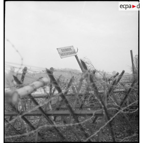 Panneau endommagé sur la frontière fortifiée entre la France et l'Allemagne.