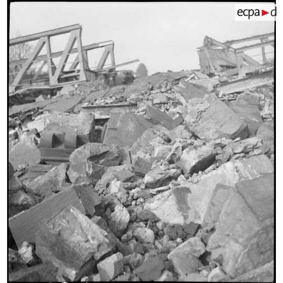 Pont métallique sur le Rhin détruit à proximité de Neuf-Brisach, bourg de Volgelsheim.