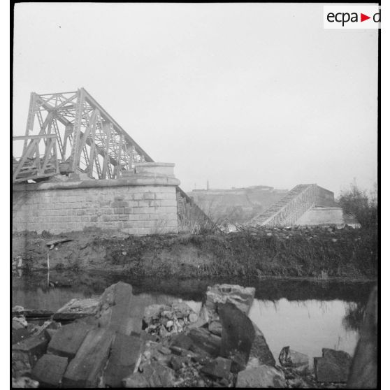 Pont métallique sur le Rhin détruit à proximité de Neuf-Brisach, bourg de Volgelsheim.