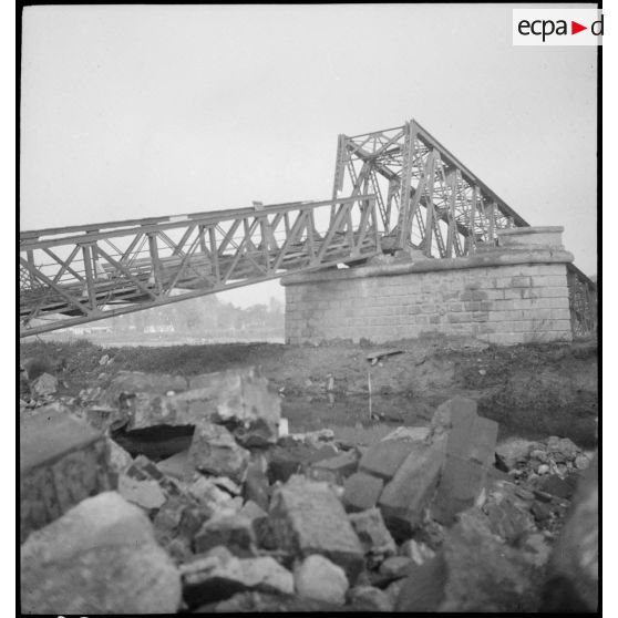 Pont métallique sur le Rhin détruit à proximité de Neuf-Brisach, bourg de Volgelsheim.
