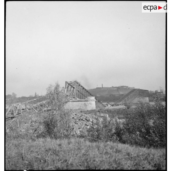 Pont métallique sur le Rhin détruit à proximité de Neuf-Brisach, bourg de Volgelsheim.