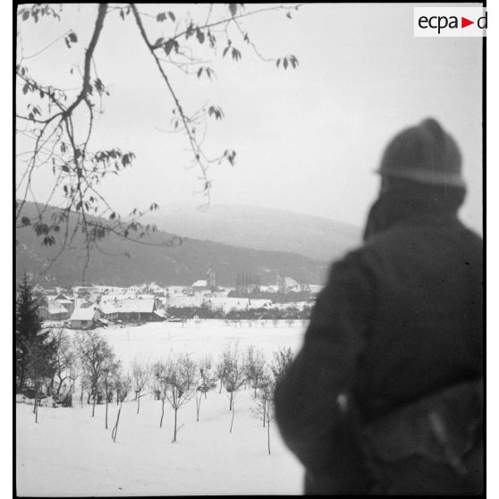 Vue générale de Vieux-Ferrette sous la neige.