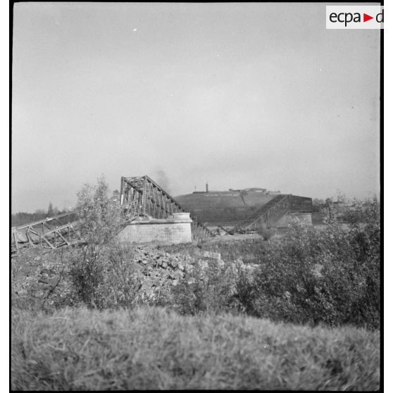 Pont métallique sur le Rhin détruit à proximité de Neuf-Brisach, bourg de Volgelsheim.
