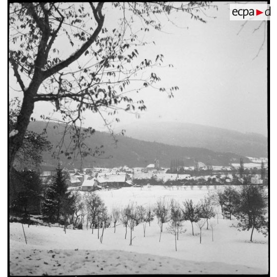Vue générale de Vieux-Ferrette sous la neige.