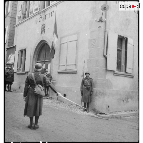 Levée de drapeau devant la mairie d'une commune d'Alsace.