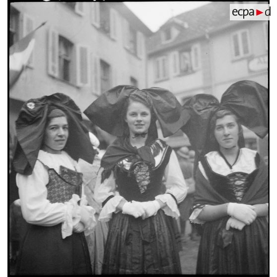 Alsaciennes en costume traditionnel au cours d'une fête à Ribeauvillé.