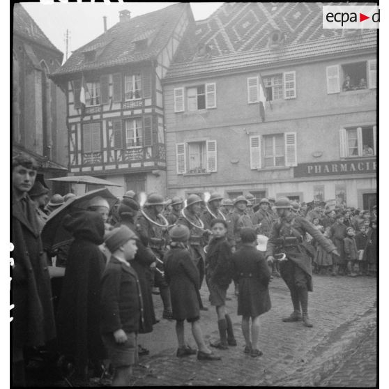 Fanfare défilant dans les rues de Ribeauvillé.