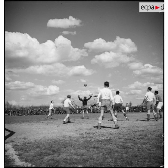 Partie de rugby entre soldats sur le front de la 9e armée.