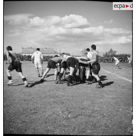 Partie de rugby entre soldats sur le front de la 9e armée.
