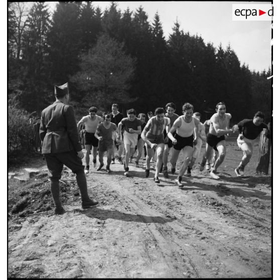 Course d'athlétisme entre soldats à la lisière d'une fôret.
