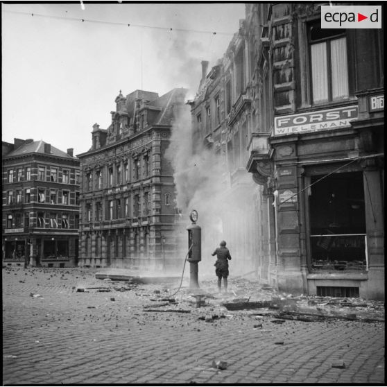 Bâtiments de la place Leopold de Namur en ruines et en feu après les bombardements allemands du 12 mai 1940.