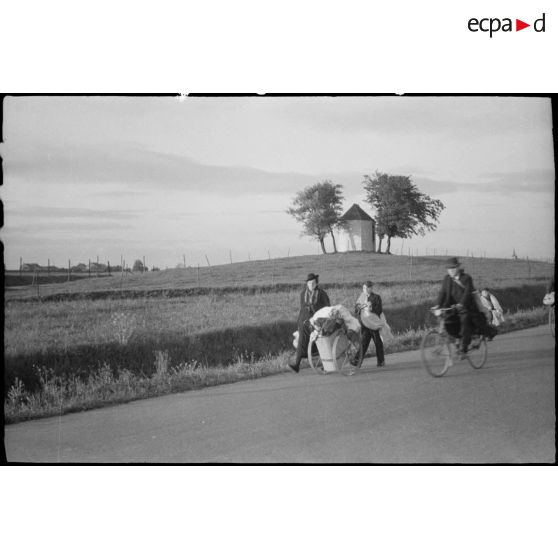 Réfugiés belges sur une route de campagne dans le Hainaut.