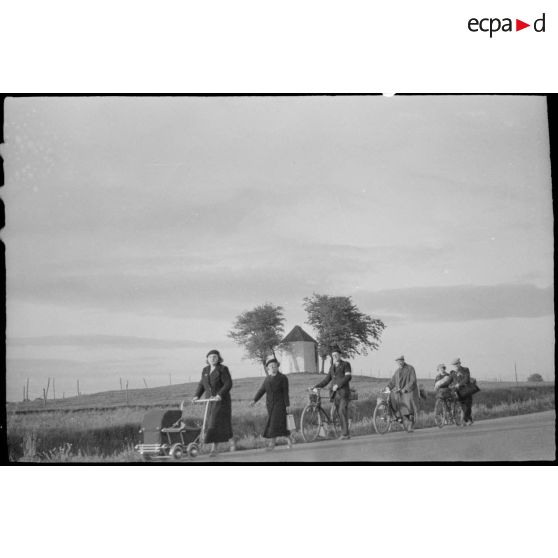 Réfugiés belges sur une route de campagne dans le Hainaut.