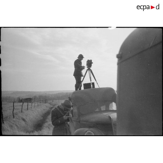 Des reporters du SCA sur les routes de Belgique en mai 1940.