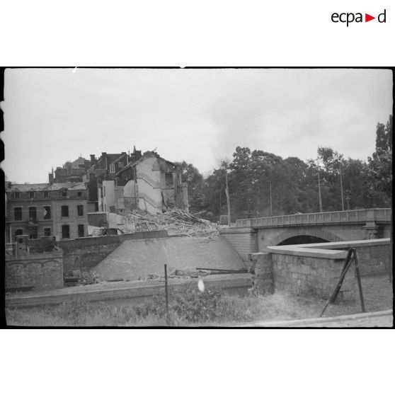 Habitations détruites à proximité d'un pont à Beaumont en Belgique.