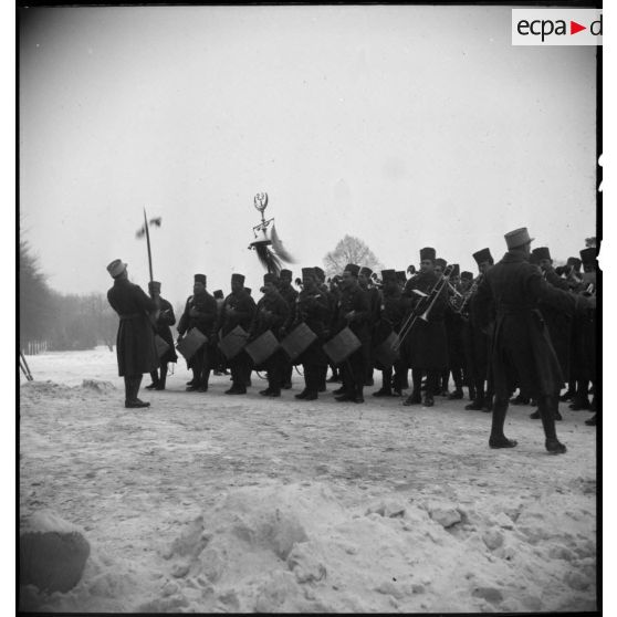 Fanfare du 23e RTA (régiment de tirailleurs algériens) jouant à l'occasion d'une fête initiée par la 6e compagnie du 23e RTA.
