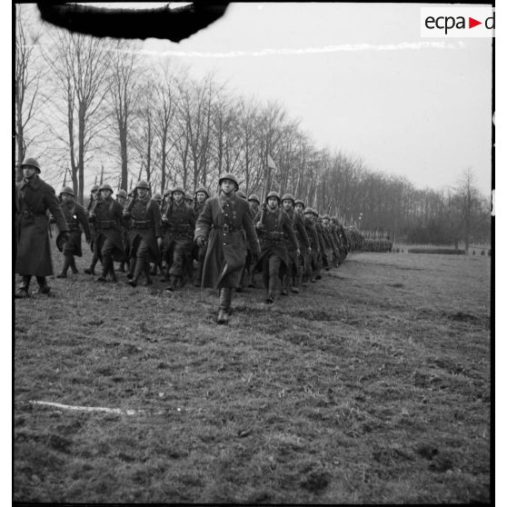 Défilé de sections du 23e RTA (régiment de tirailleurs algériens) après une cérémonie de remise de décorations.
