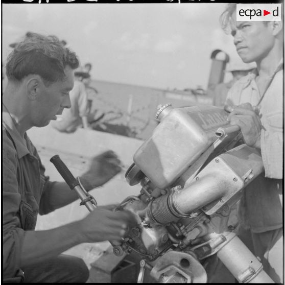 16 Montage d'un propulseur sur une barge M2 , en vue du débarquement des troupes. [description provisoire]