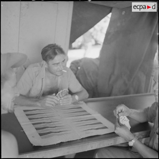 21 Partie de cartes à bord du LST "Golo". [description provisoire]