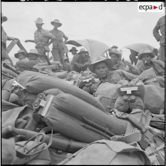 33 Des chasseurs du 3e BCC parmi les paquetages et les ceintures sur le pont du LST "Golo". [description provisoire]
