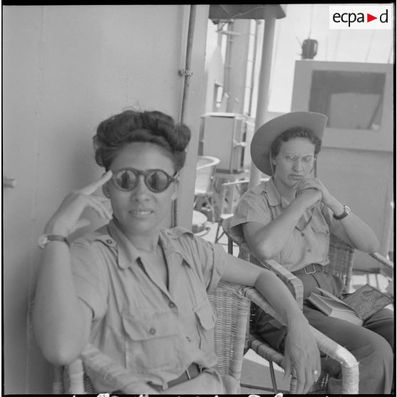 34 Plan américain de Germaine Vuong et Jeanine Servol, deux infirmières de l'antenne chirurgicale sur le LST "Golo". [description provisoire]