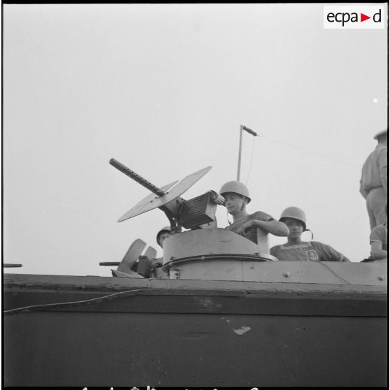 42 Le tireur André Le Breton sur la mitrailleuse Browning M1919A2 montée sur le LCVP. [description provisoire]