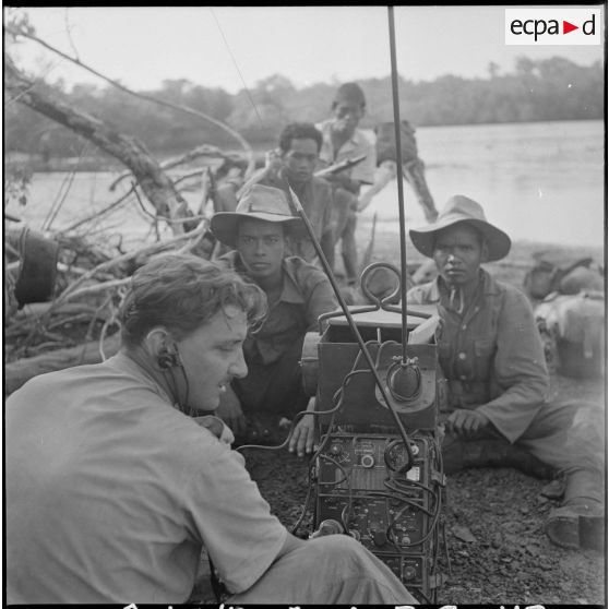 46 Transmission des informations par l'opérateur radio le sergent Arthur Fonce. [description provisoire]