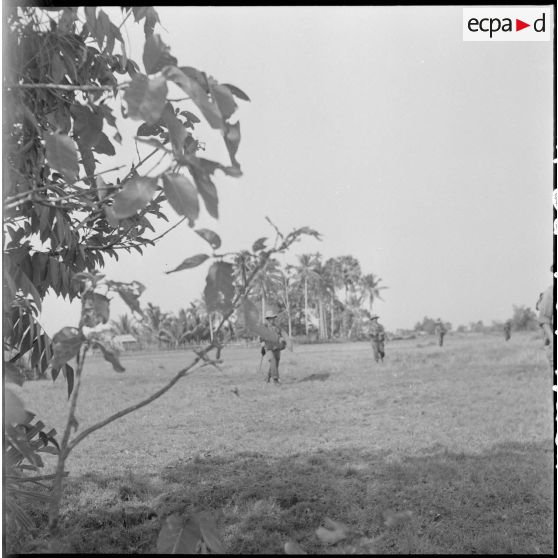 51 Eclaireurs progressant en terrain découvert. [description provisoire]