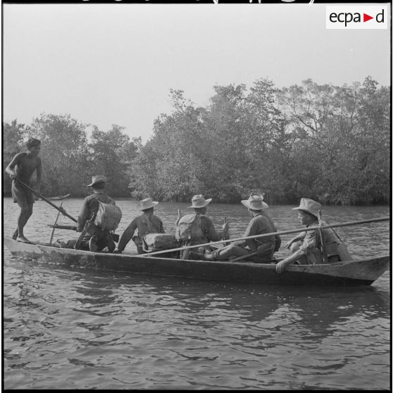 54 Patrouille de reconnaissance sur la rivière. [description provisoire]