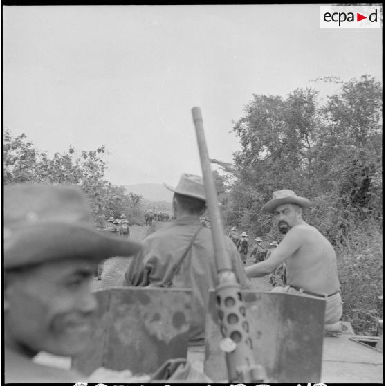 55 Progression des troupes protégées par un LVT-4 (Landing Vehicle Tank 4 - "Alligator"). [description provisoire]