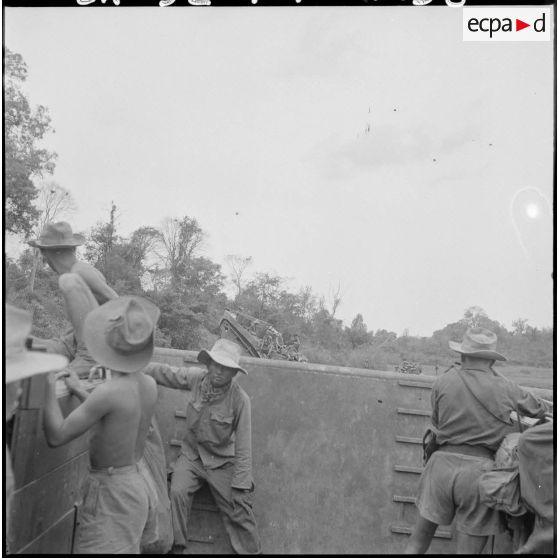 56 LVT-4 (Landing Vehicle Tank 4 - "Alligators") en reconnaissance. [description provisoire]