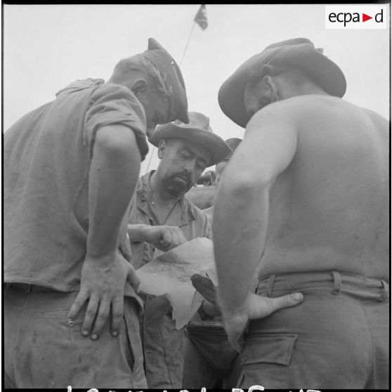 57 Instructions du lieutenant Coutant, chef de peloton du 1er REC aux chefs de bord du peloton du LVT-4. [description provisoire]