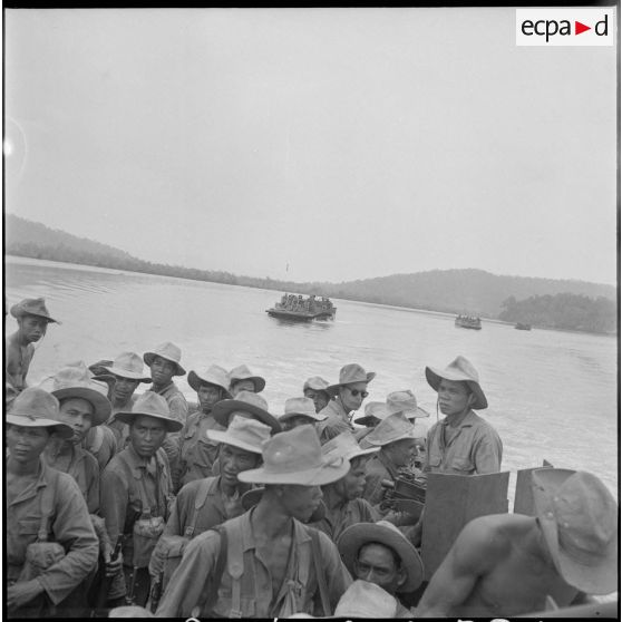 58 Les hommes de la 8e cie du 3e BCC transportés par des LVT-4 sur la rivière de Sré Umbel. [description provisoire]