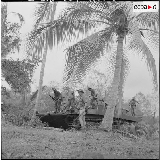 64 Le premier LVT-4 (Landing Vehicle Tank - "Alligator") avec le sous-lieutenant Gatin et ses hommes, aborde Sré Umbel. [description provisoire]