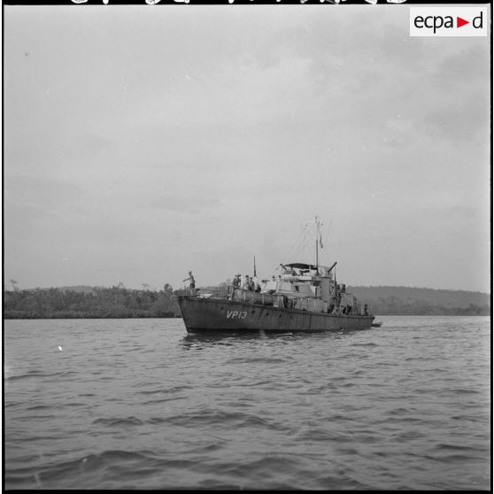 85  Vedette (VP 13) en patrouille sur la rivière de Sré Umbel. [description provisoire]