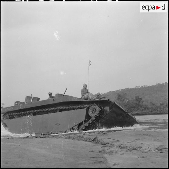87 Un LVT-4  (Landing Vehicle Tank - "Alligator") assure le transport de troupes vers une nouvelle base. [description provisoire]